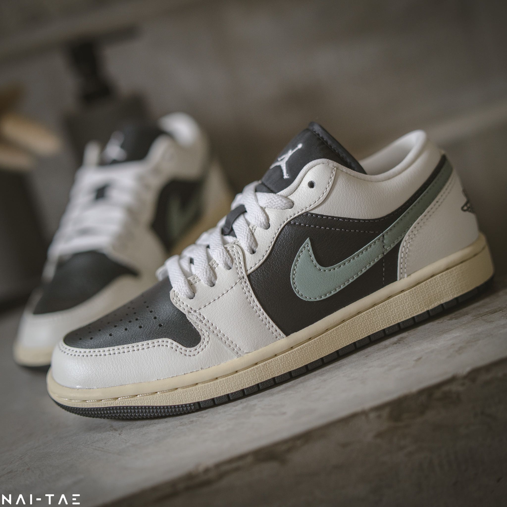 Air Jordan 1 Low W Jade Smoke