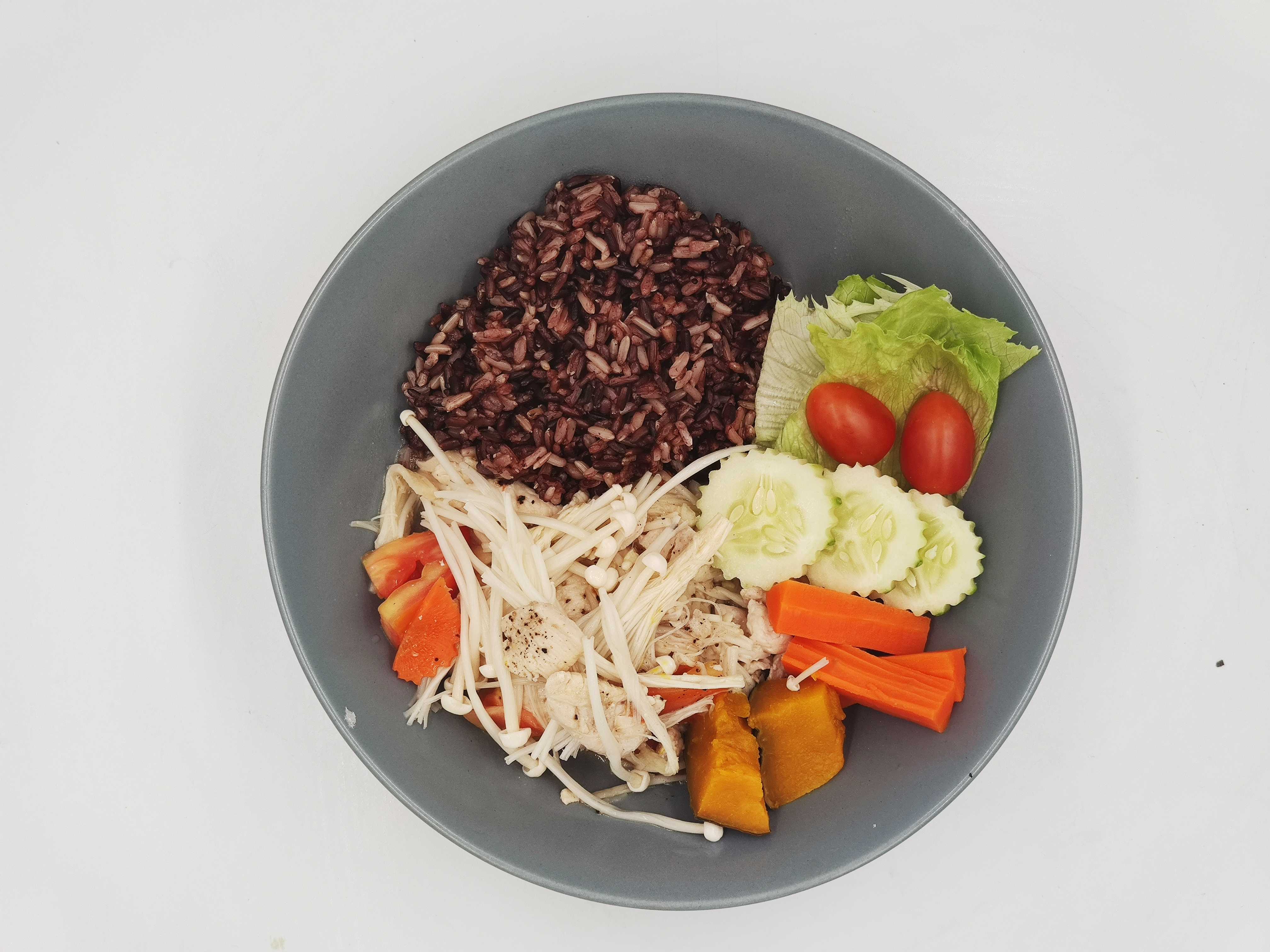 ข้าวไรซ์เบอรี่กับเห็ดเข็มทองผัดไก่สับกับไข่ต้ม(สามารถเลือกเนื้อสัตว์ได้)