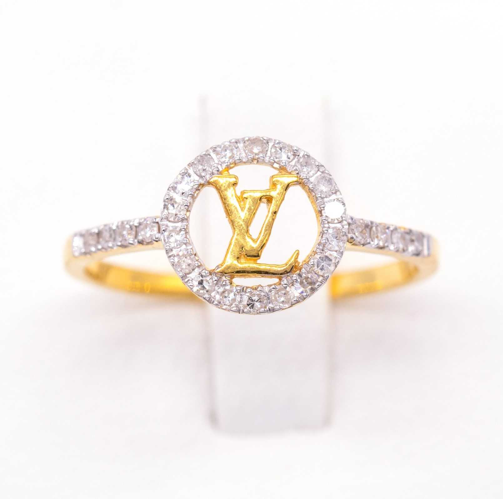 แหวน LV เพชรล้อม บ่าข้างเพชร SI324