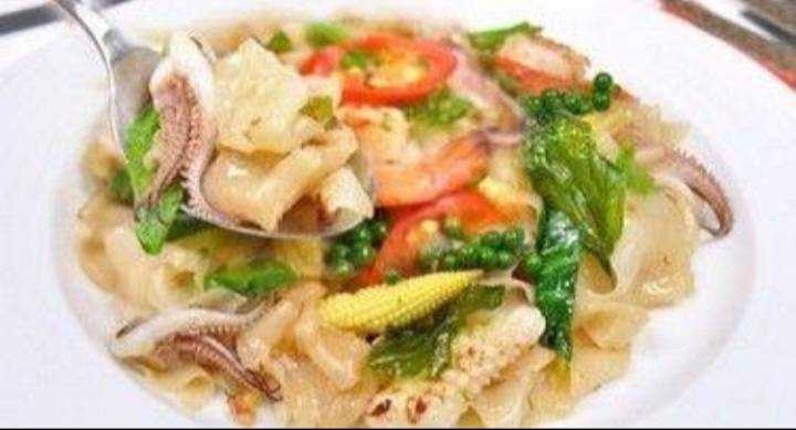 ก๋วยเตี๋ยวผัดขี้เมาเนื้อ กุ้ง หรือปลาหมึก  Flat Rice Noodle Stir Fry with Beef, Shrimps or Squids