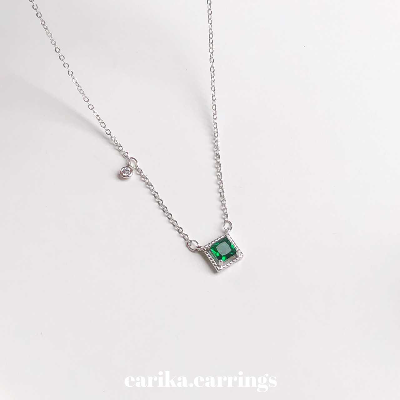 earika.earrings - emerald gem square necklace สร้อยคอจี้สี่เหลี่ยมสีมรกตเงินแท้ S92.5 ปรับขนาดได้