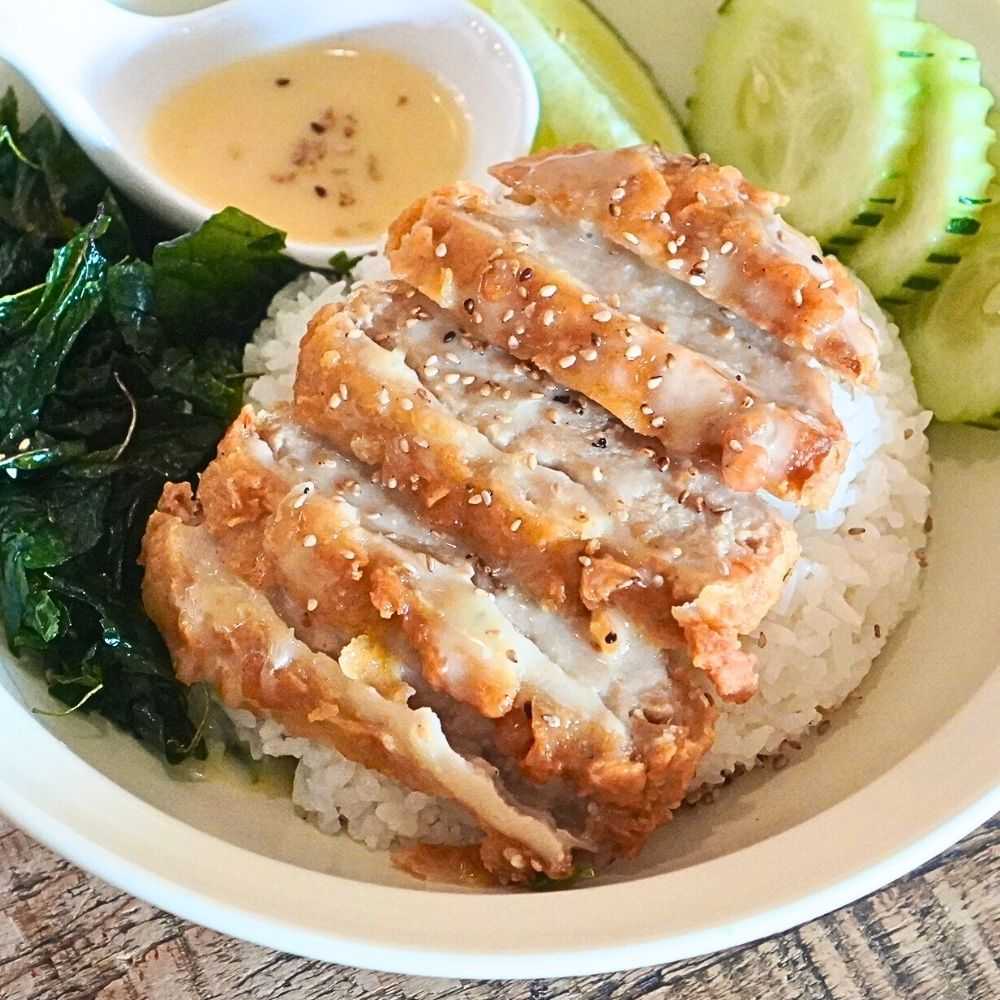 Crispy Chicken (Lime sauce) with Rice ข้าวหน้าไก่ซอสมะนาว