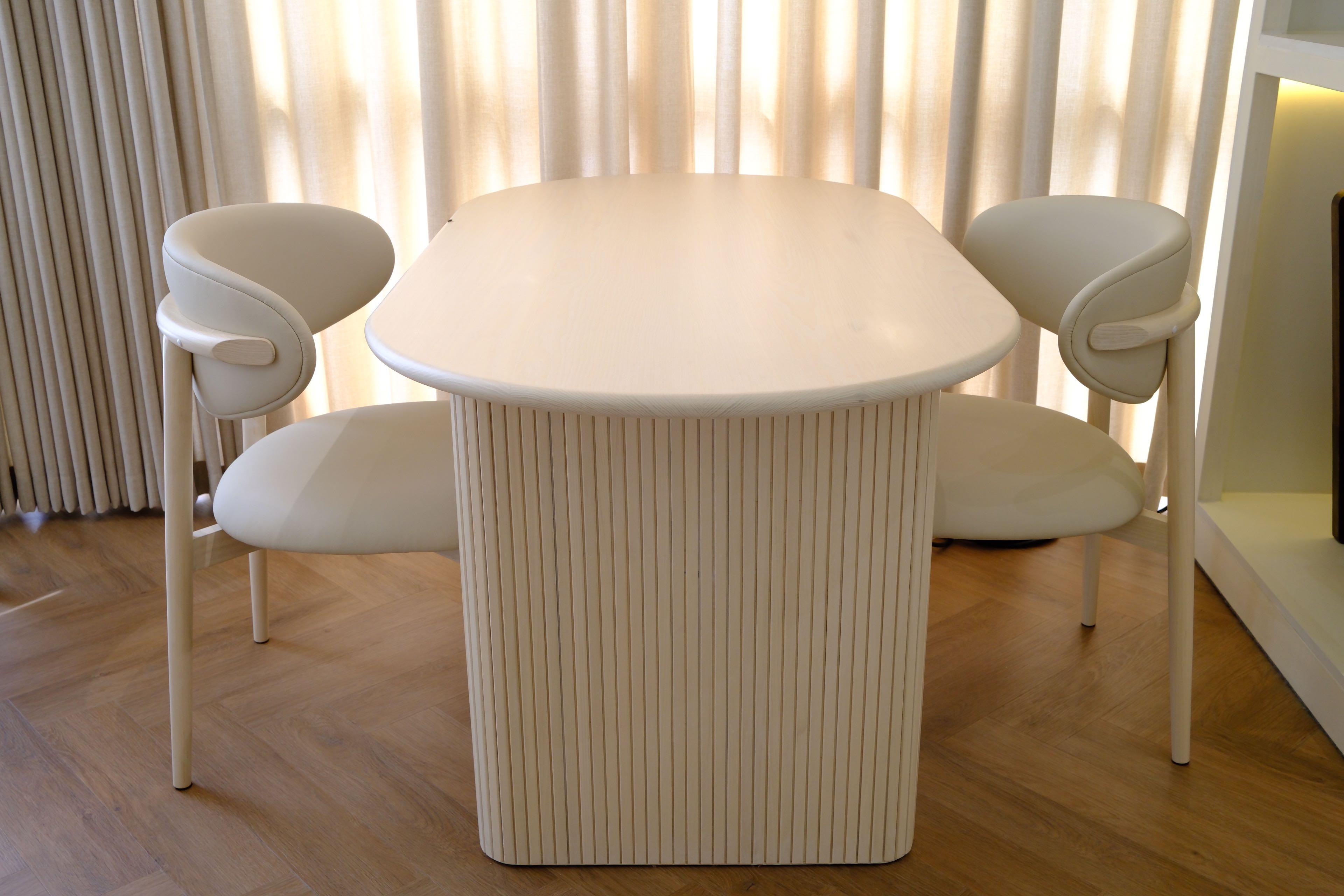 โต๊ะไม้แอช ขนาด 150-80-75 cm นั่งได้ 2-4 seats  สี white natural สินค้าตัวโชว์