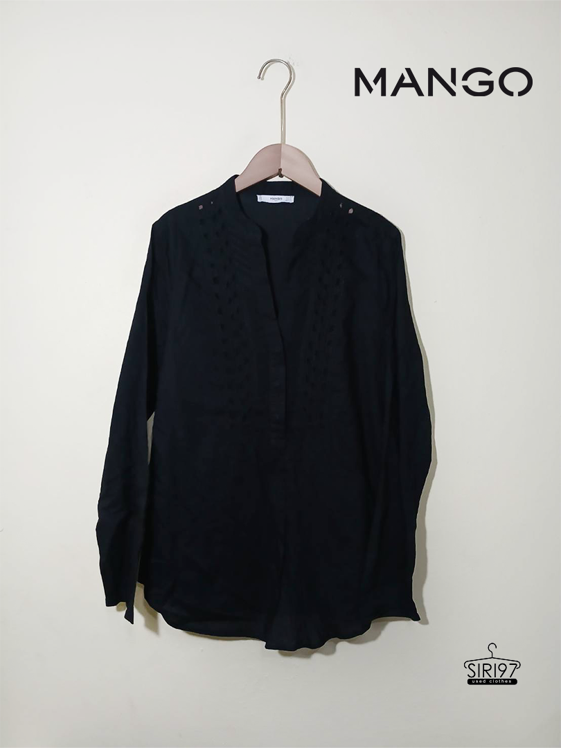 เสื้อเชิ้ตคอวีแขนยาว MNG MANGO ผ้าเชิ้ต สีดำ สภาพ85% มีสีดรอปลงเล็กน้อย