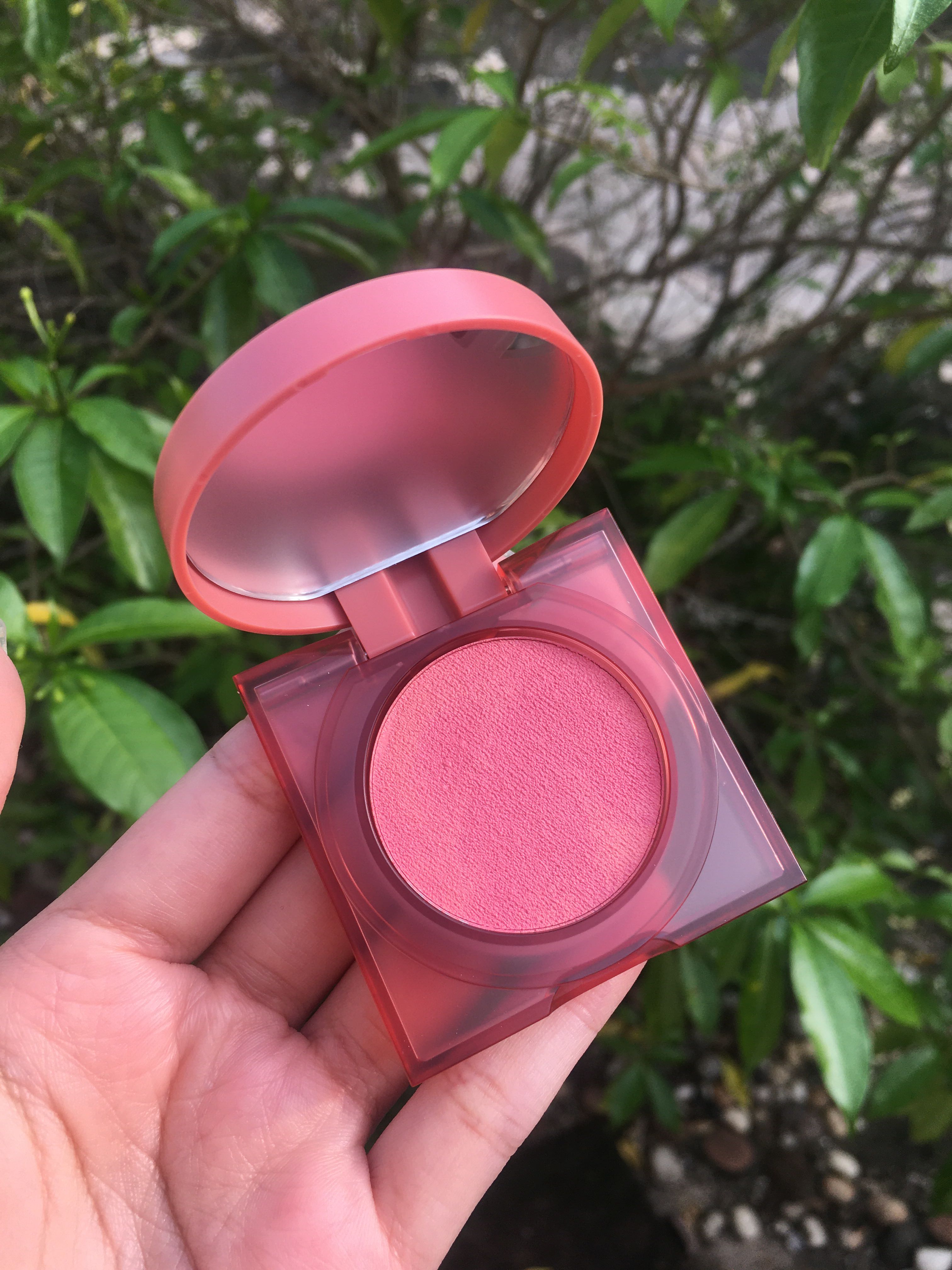 HUDA BEAUTY GLOWISH Cheeky Vegan Blush Powder