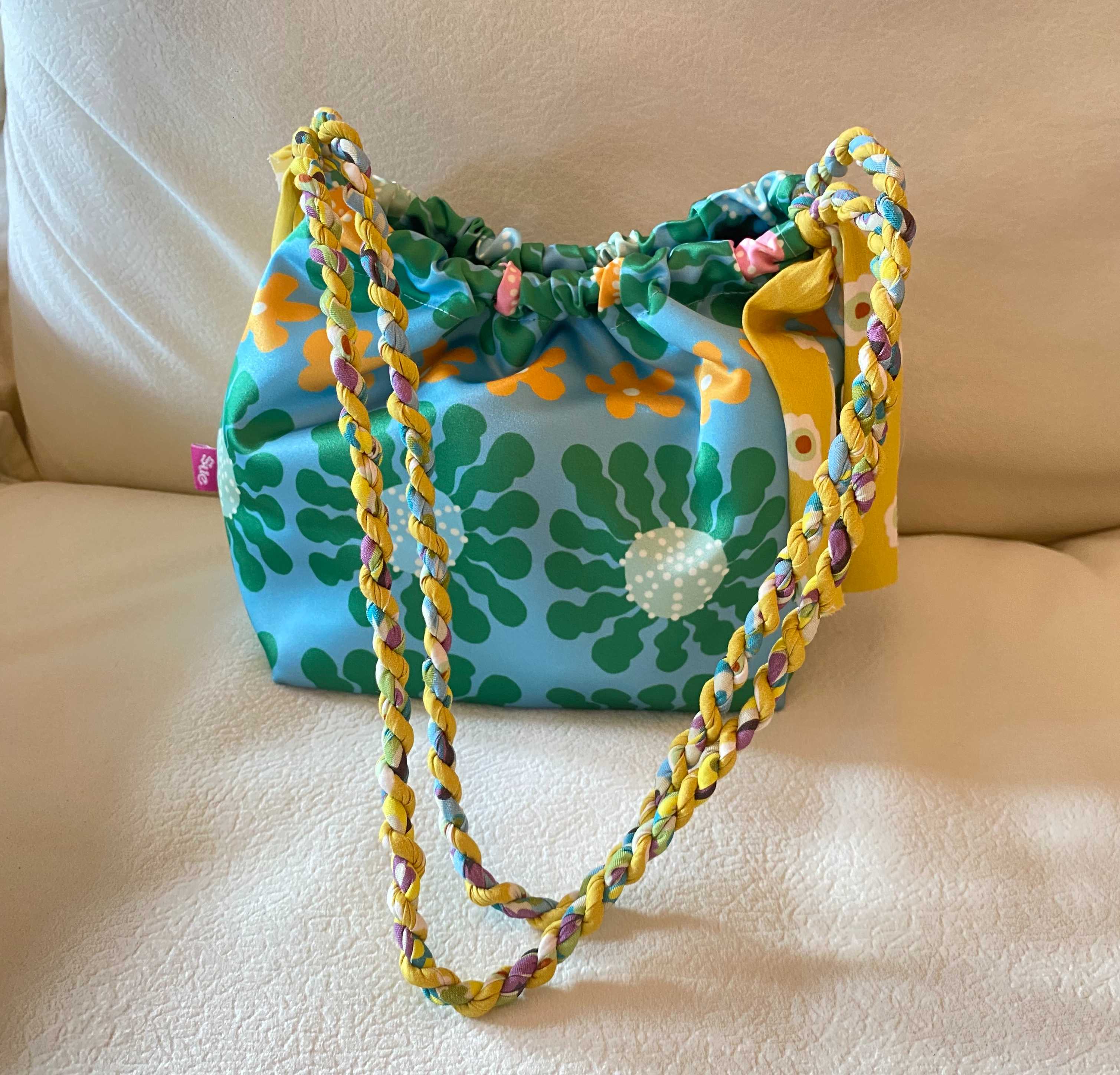 Defect : Kanom TomII Twist Bag มีตำหนิที่ฐาน