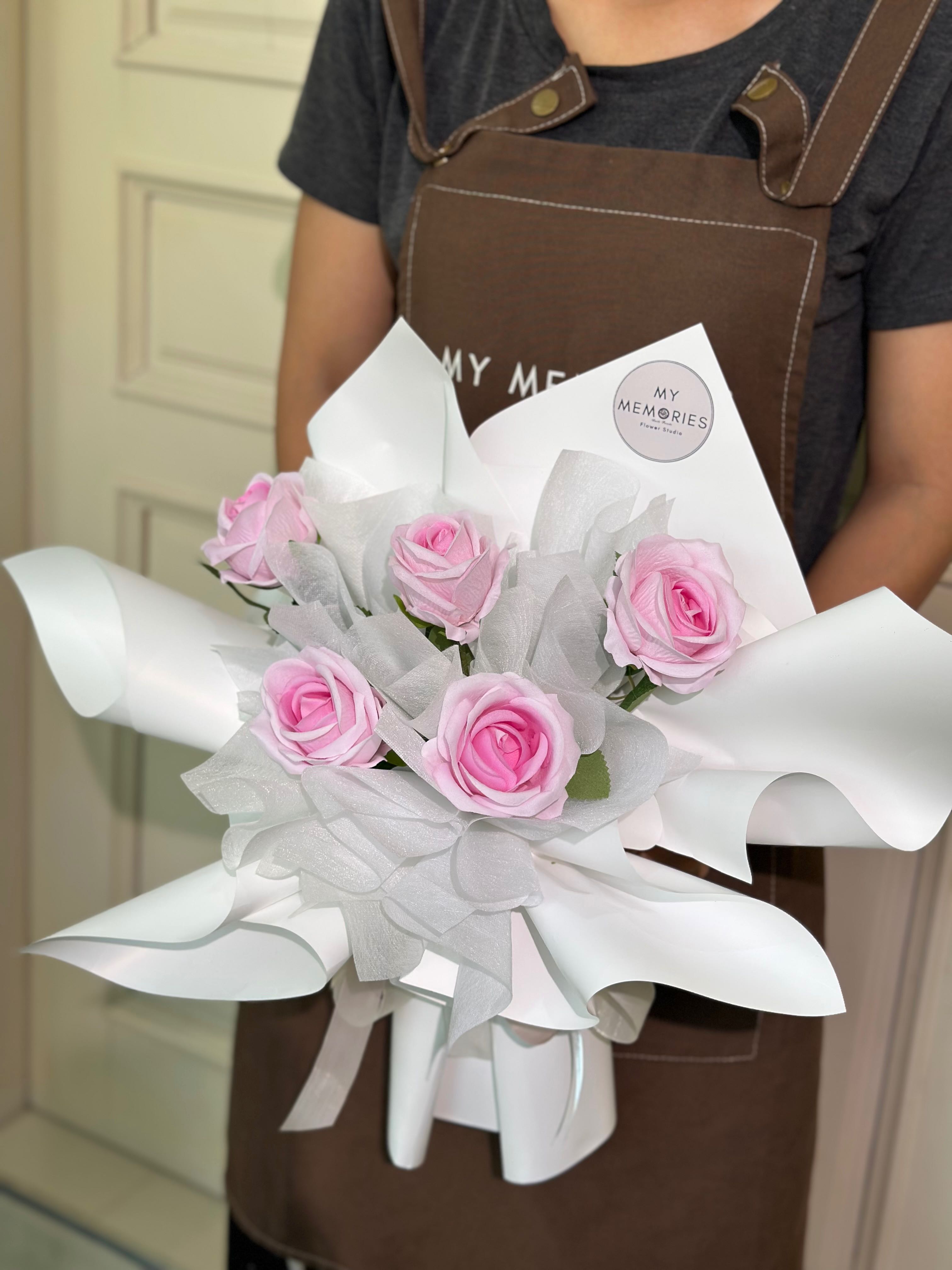 ช่อดอกกุหลาบประดิษฐ์สีชมพูห้าดอก