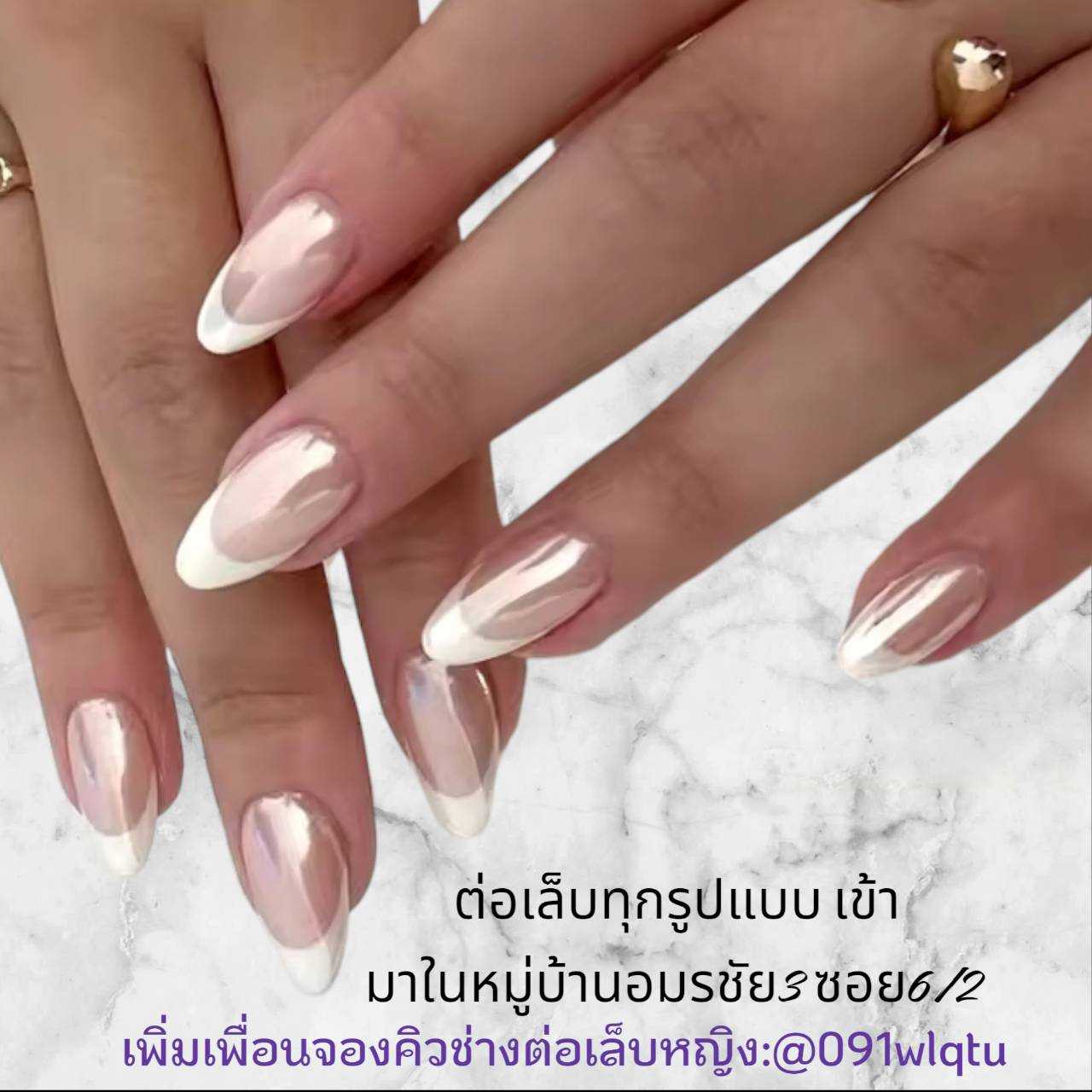 เล็บสีพาสเทลอ่อนหวาน ตัดกับปลายเล็บสีขาว เพิ่มความหรูหราให้กับทุกโอกาส