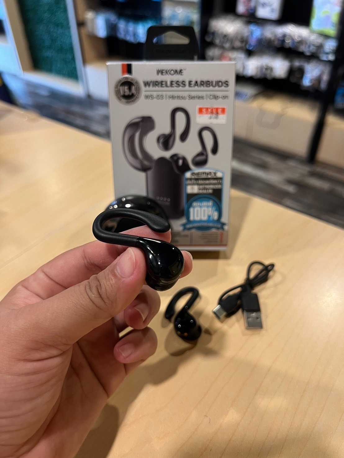 หูฟังบลูทูธ แบบ earbuds มาพร้อมที่คล้องหู (non in ear)