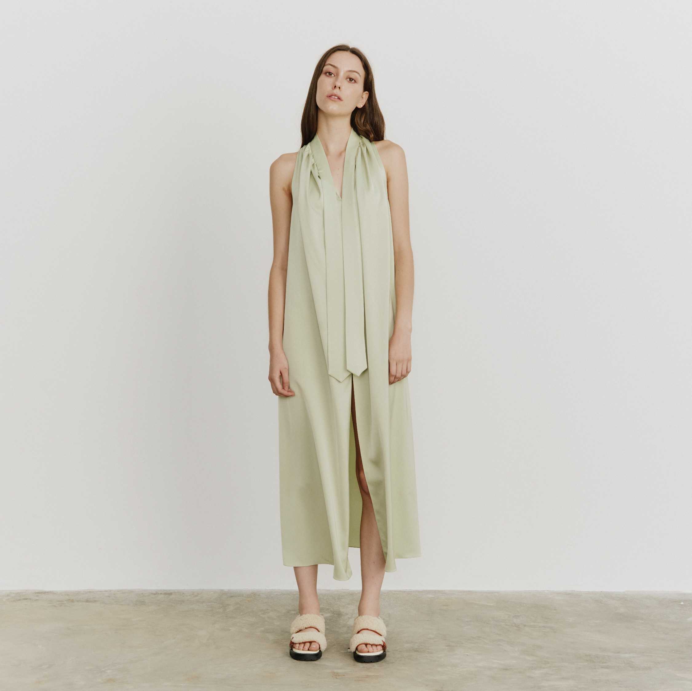 NETHIYAPHA - SLEEVELESS DRAWSTRING MAXI DRESS : Mint เดรสแขนกุดรูดวงกลมเปิดหลัง สีเขียวมิ้น