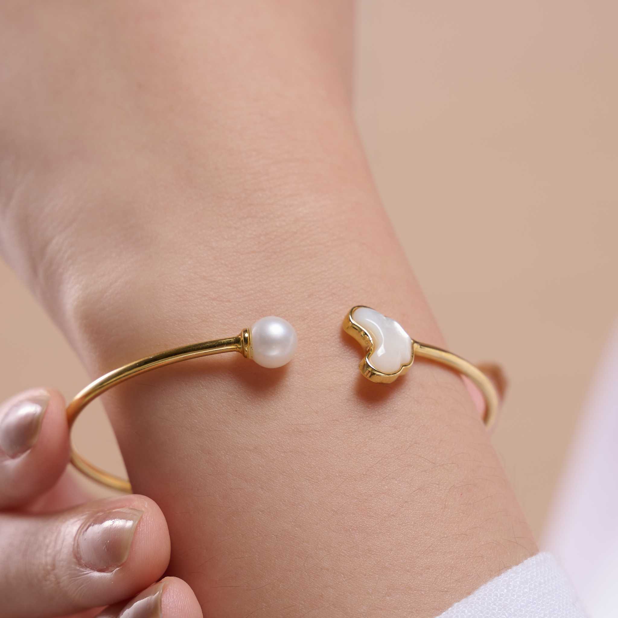 Mother of Pearl Bangle 🤍 กำไลมุกชนิดพิเศษ White Fritillaria