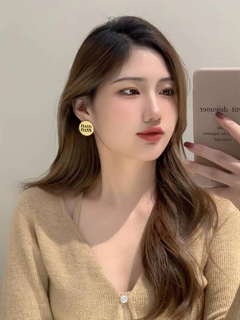 ต่างหู miu miu สีทอง งานฮิต 🔥 ขนาด 2.5 cm