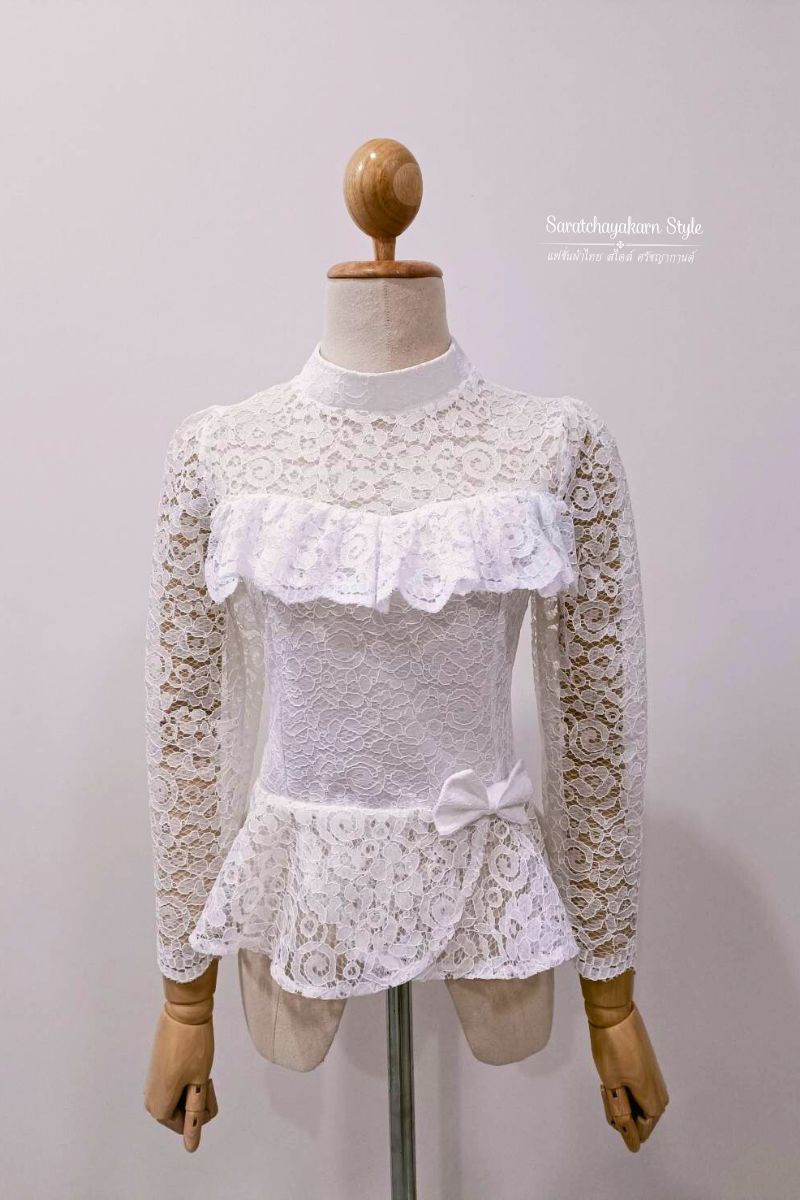 เสื้อลูกไม้ คอเต่า แต่งระบายหน้า แขนยาว งานชายระบายเอวแต่งโบว์น่ารักๆ สวมใส่ได้ทุกโอกาส