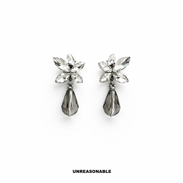 Smoky Crystal Drop Earrings. สีเทาควัน ต่างหูคลิป ต่างหูก้านเงินแท้ น้ำหนักเบา สวยใส่สบาย UA0442-...