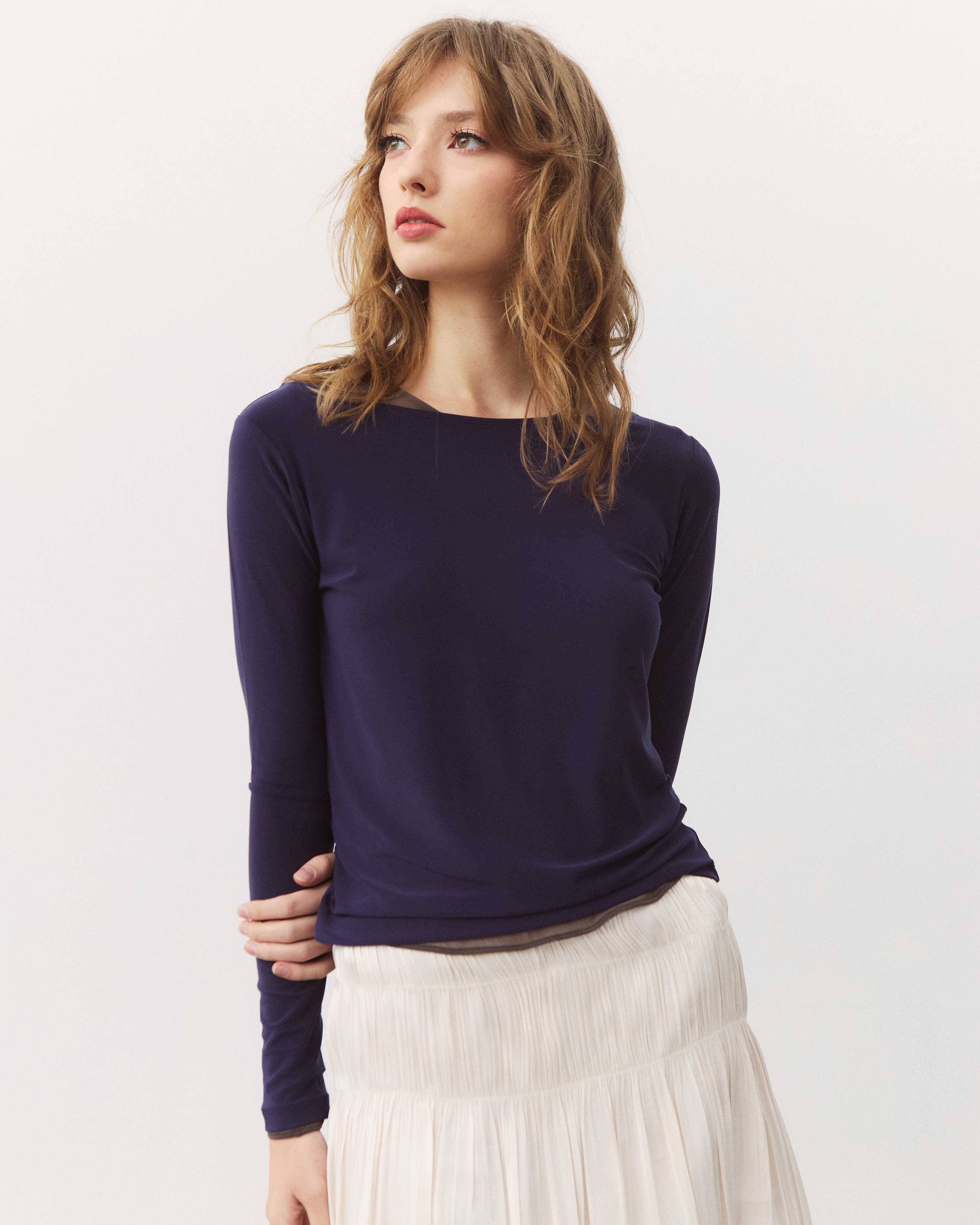 Kim Tee เสื้อยืดแขนยาวคอปาด