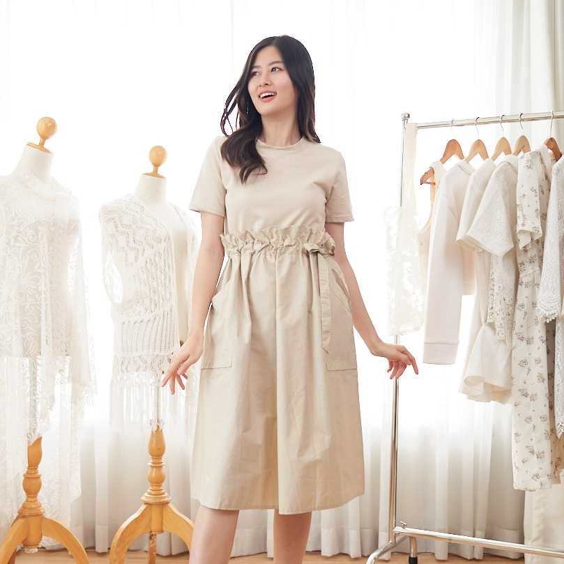 เดรสสีพื้นแบบเรียบเก๋ น่ารักมาก - สีครีม