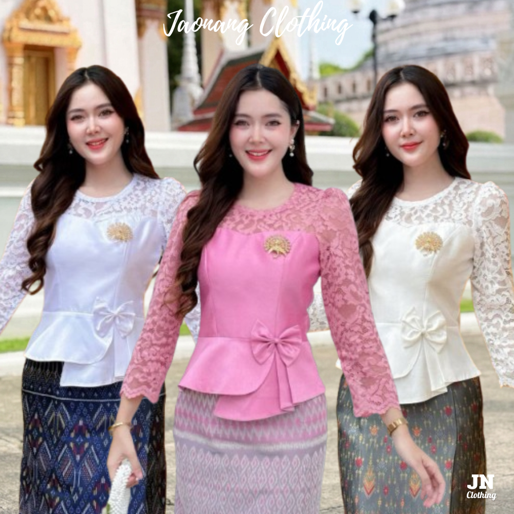 เสื้อไหมสี่เส้น แต่งแขนลูกไม้ ชายระบายอัพพลีทข้าง แต่งโบว์เอว งานตัดเข้ารูปพรางหุ่น สวยหวานเรียบหรู