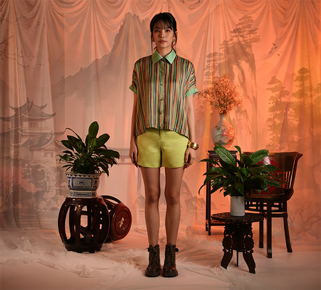 เสื้อเชิ๊ตสีเขียวมิ้นต์ ผ้าซิลค์ซาตินพิมพ์ลายริ้ว Green Striped Rolled-Sleeves Satin Silk  Shirt