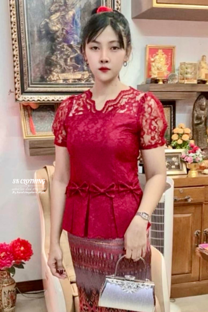 เสื้อลูกไม้ งานชายระบายอัดพลีท แต่งโบว์เอว คอวี ซิปหลัง งานเข้ารูปพรางหุ่น แมชใส่ผ้าถุงสวยมาก