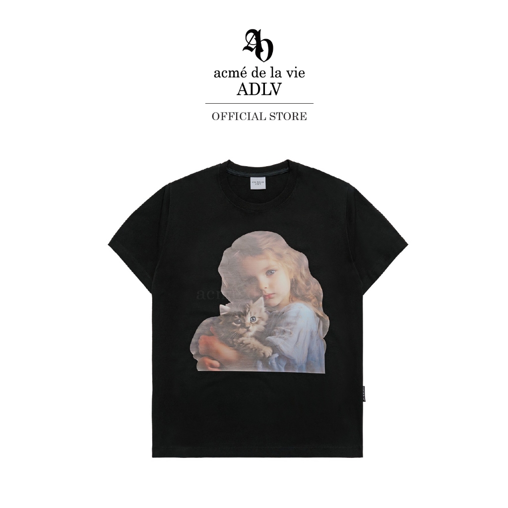 ADLV [acme de la vie] เสื้อยืด Oversize รุ่น Wave Hair Cat Hug Girl Baby Face Short Sleeve T-Shirt