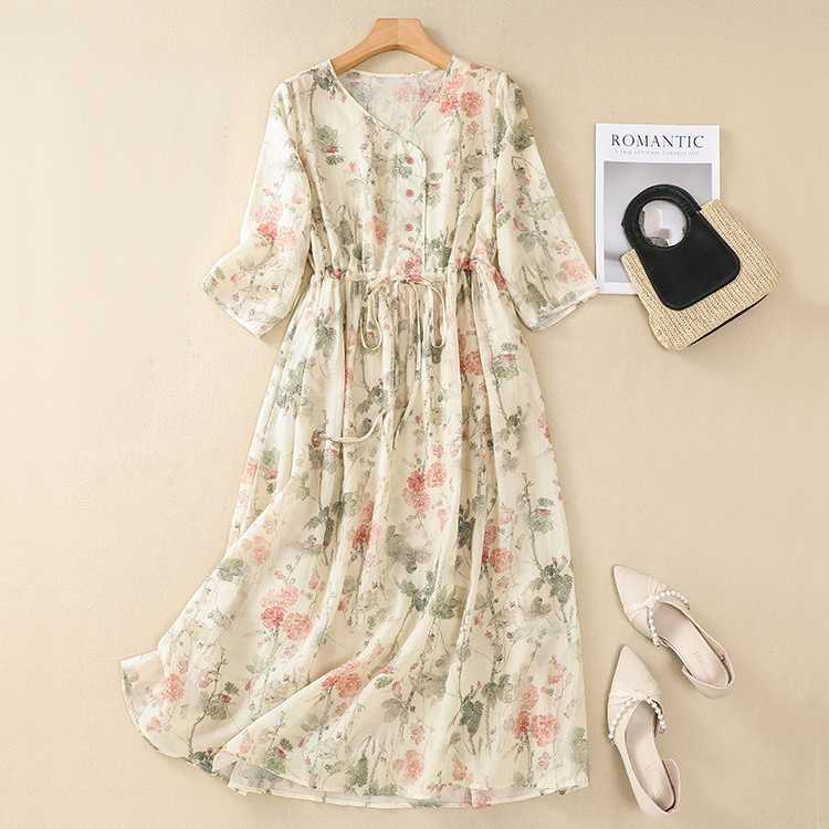 เดรสยาวลายดอกไม้สวยละมุนแบบเรียบร้อยน่ารักดูดีมาก มีเชือกรูดผูกได้ ผ้านิ่มใส่สบายมาก