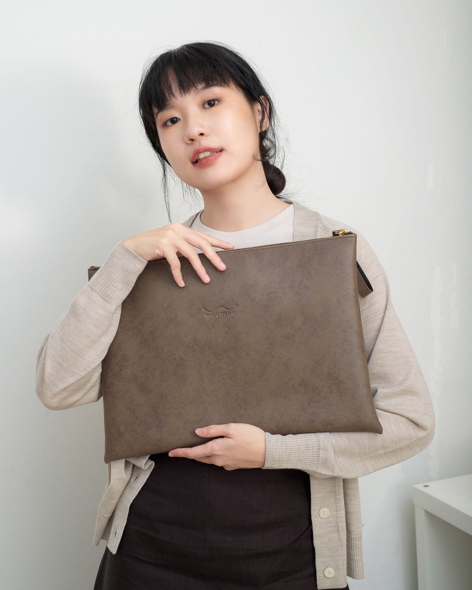 Waralee's Day กระเป๋าแฟ้มหนังเทียม สีน้ำตาล (Taupe)