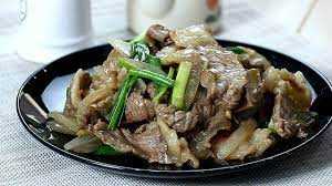 ผัดเนื้อน้ำมันหอย Stir-fried beef with oyster sauce