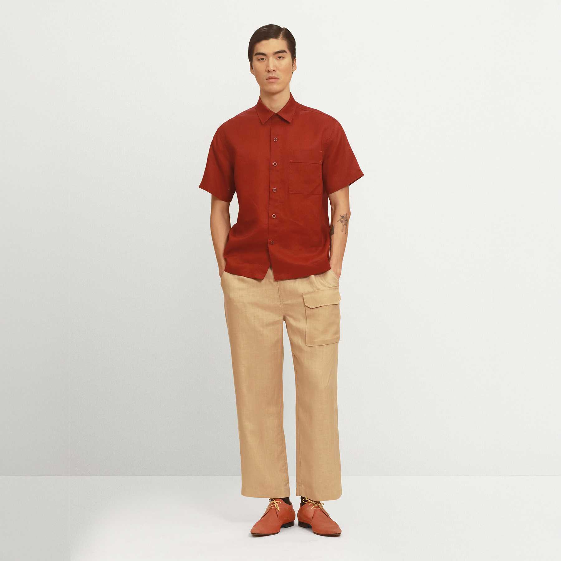 เสื้อเชิ้ตผู้ชายสีแดง ผ้าลินิน 100% The Red Short Sleeve Linen Shirt for Men.