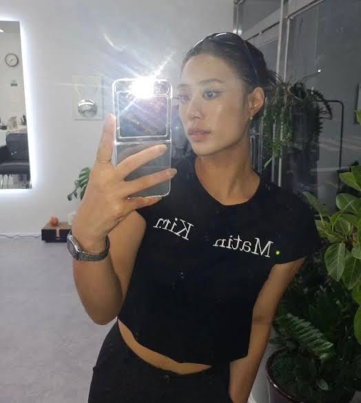 [พร้อมส่งในไทย/ของแท้💯] MATIN KIM LOGO CROP TOP WHITE /BLACK