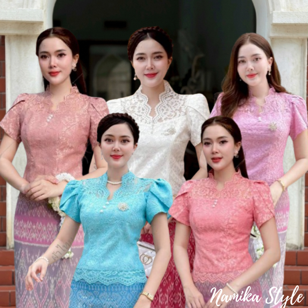เสื้อลูกไม้ แขนสั้น แต่งแขนกลีบบัว งานคอวี แต่งกระดุมมุก ชายเสื้อแต่งชายผ้าวางลายผ้าสวยมาก