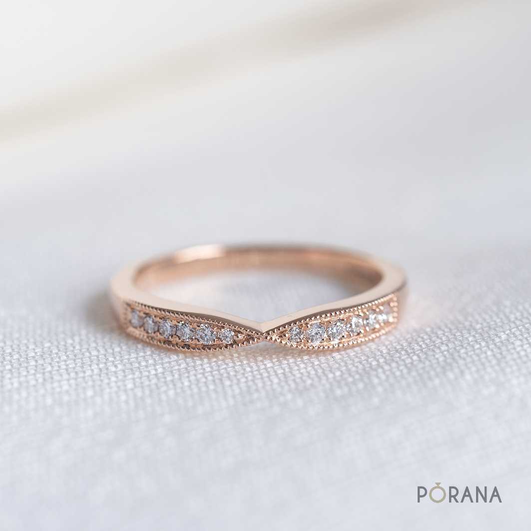 Tapered Diamond Wedding Ring แหวนเพชรกลม ทรงโบว์ R0026