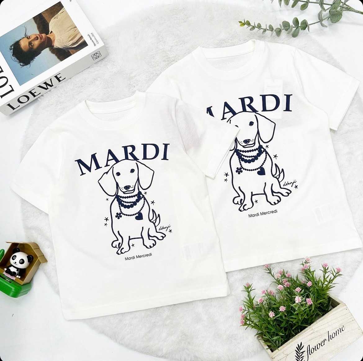 Mardi Pearl  Necklace swing the tail T-Shirt (Navy)