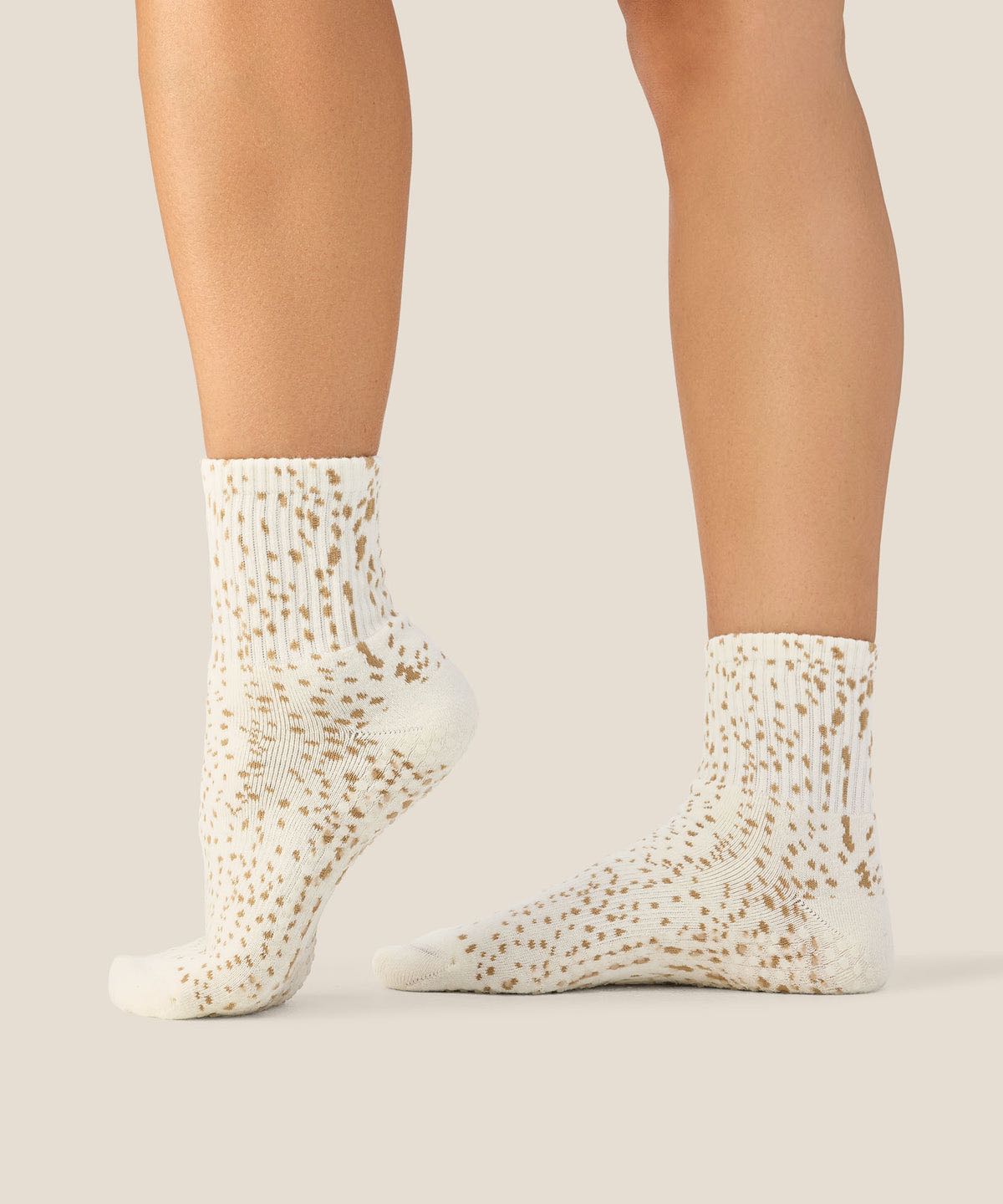 Crew Grip Socks - Fawn Oat  | ถุงเท้าพิลาทิส MoveActive