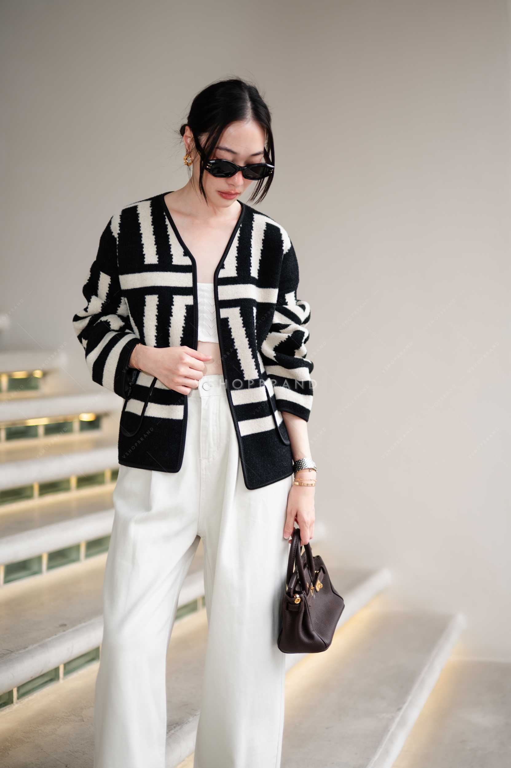 เสื้อไหมพรมแขนยาวลายโรมันกระเป๋าคู่หน้า 