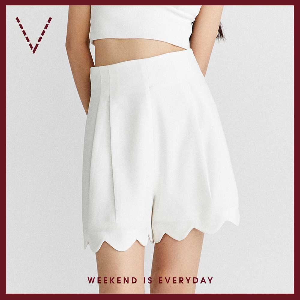 VICK'S Pleated Shorts with Scallop Hem กางเกงขาสั้น ตกแต่งชายโค้ง