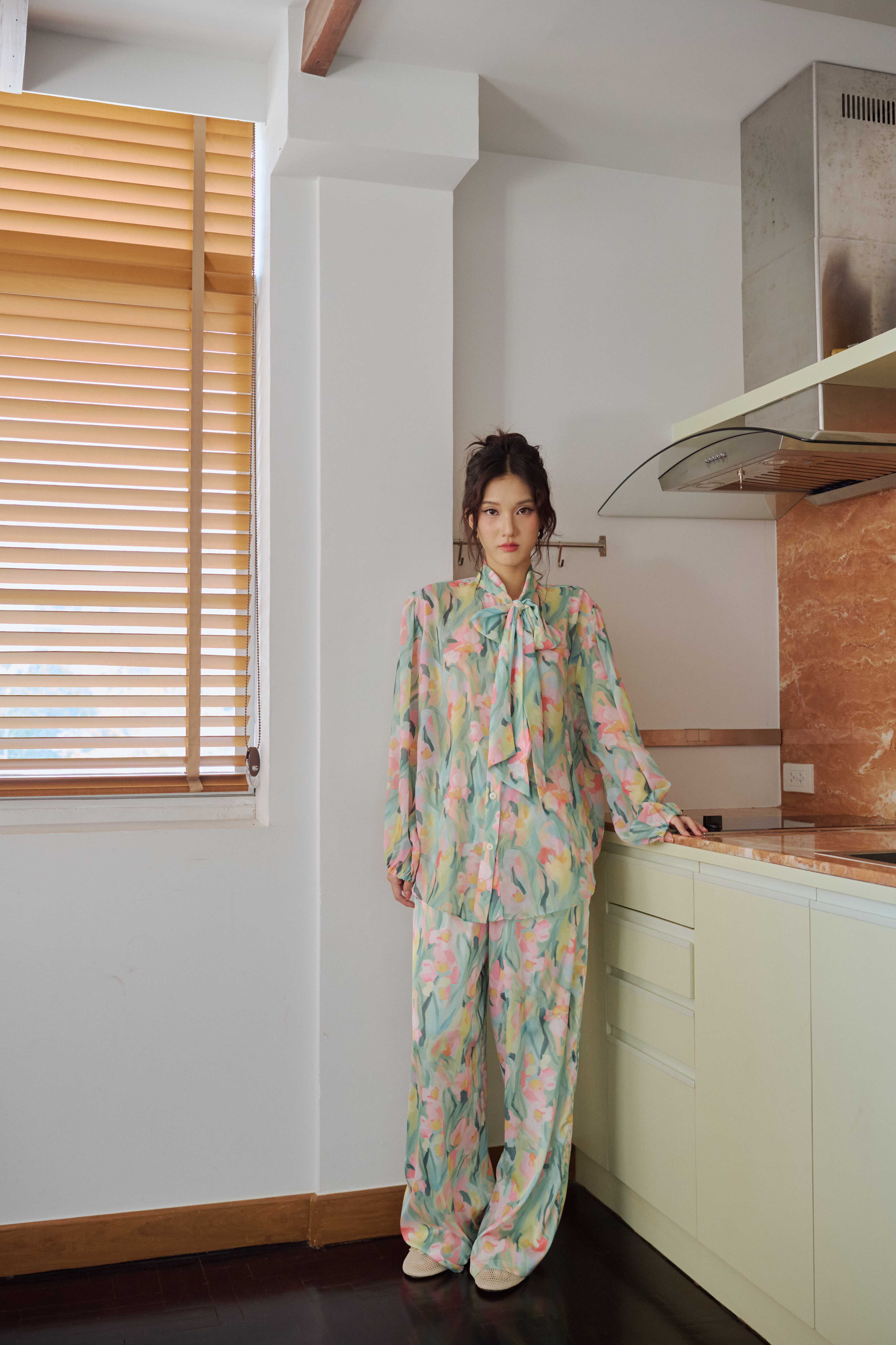 Aunchadabrand - Peony pants กางเกงขายาวเอวยืดพิมพ์ลาย  สีเขียวชมพูพร้อมส่ง