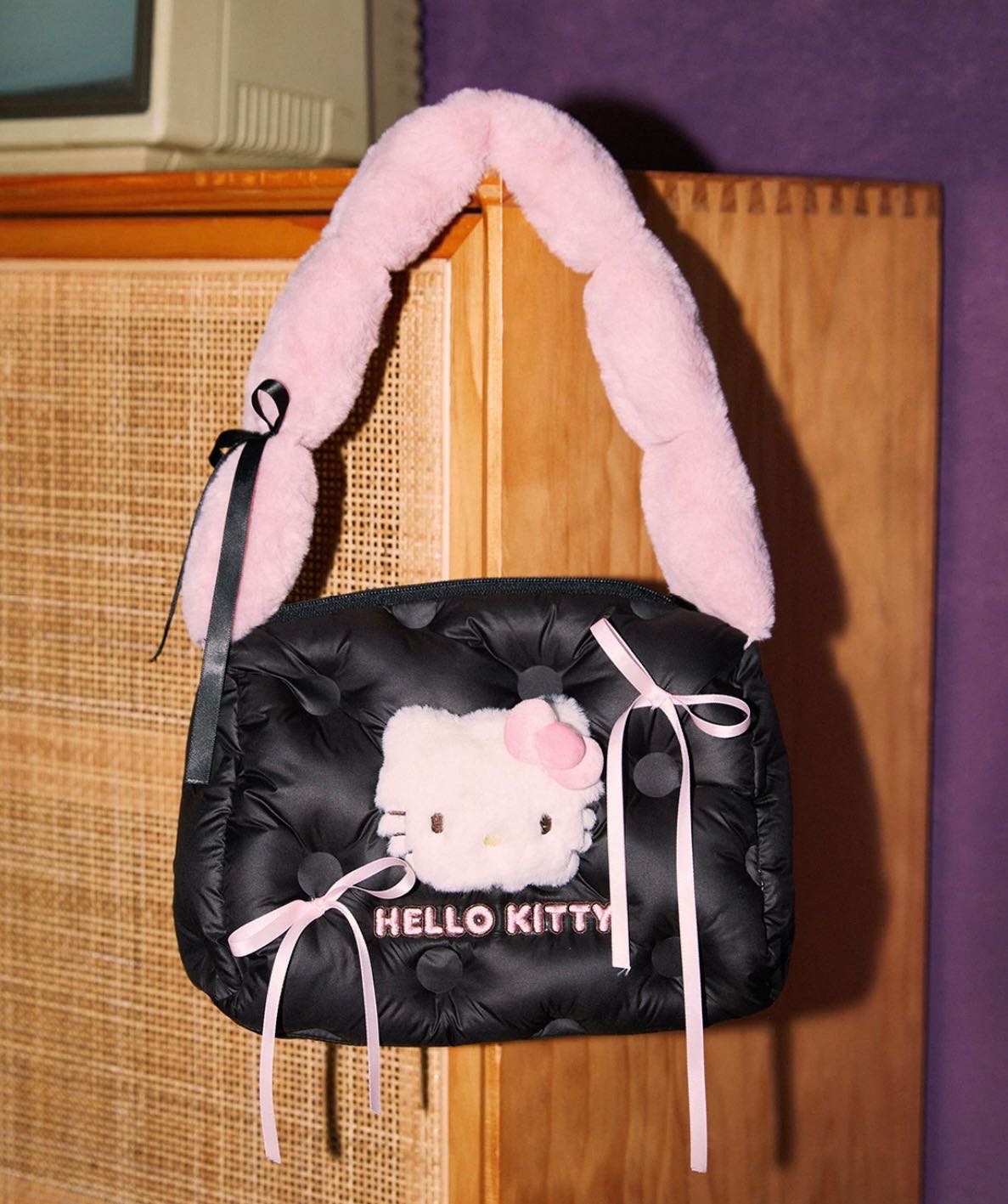 กระเป๋า Hello Kitty ทรง Carlyn🩷🖤