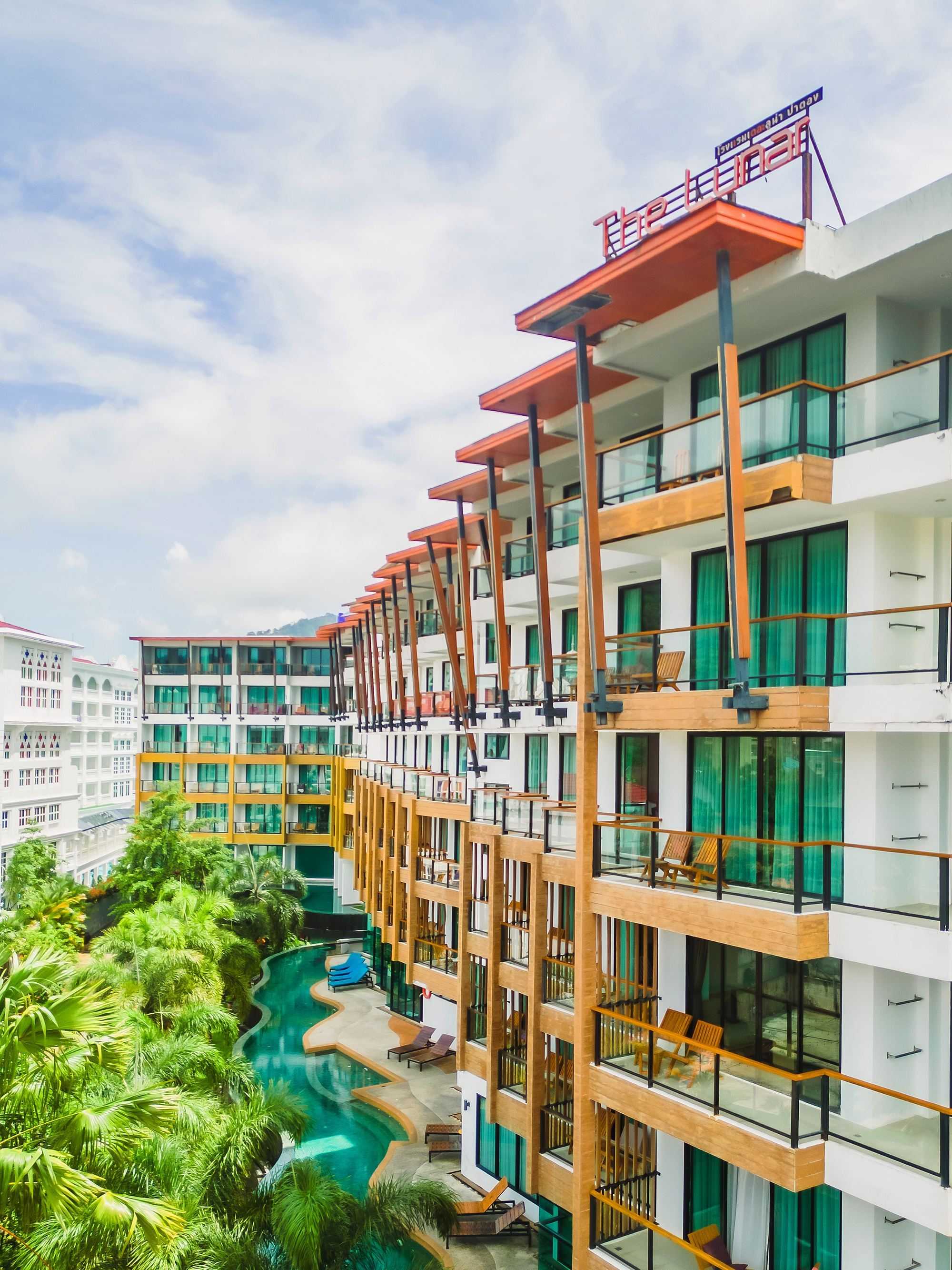 The Lunar Patong Phuket ภูเก็ต ห้อง Executive Suite Pool View พร้อมอาหารเช้า 2 ท่าน