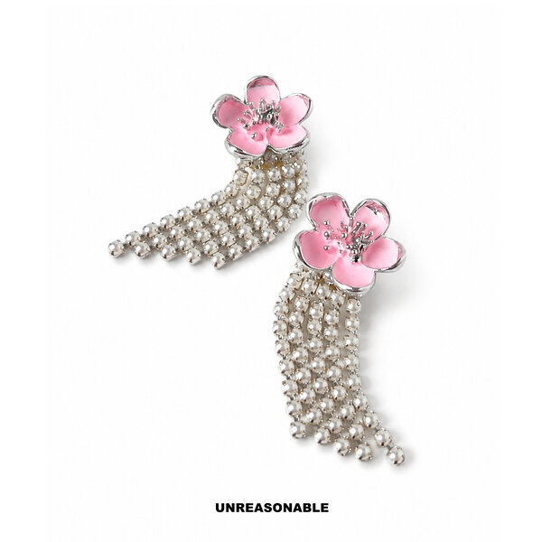 ต่างหูพู่มุกดอกไม้ สีชมพู น้ำหนักเบา UA1043-01 Unreasonable Accessories