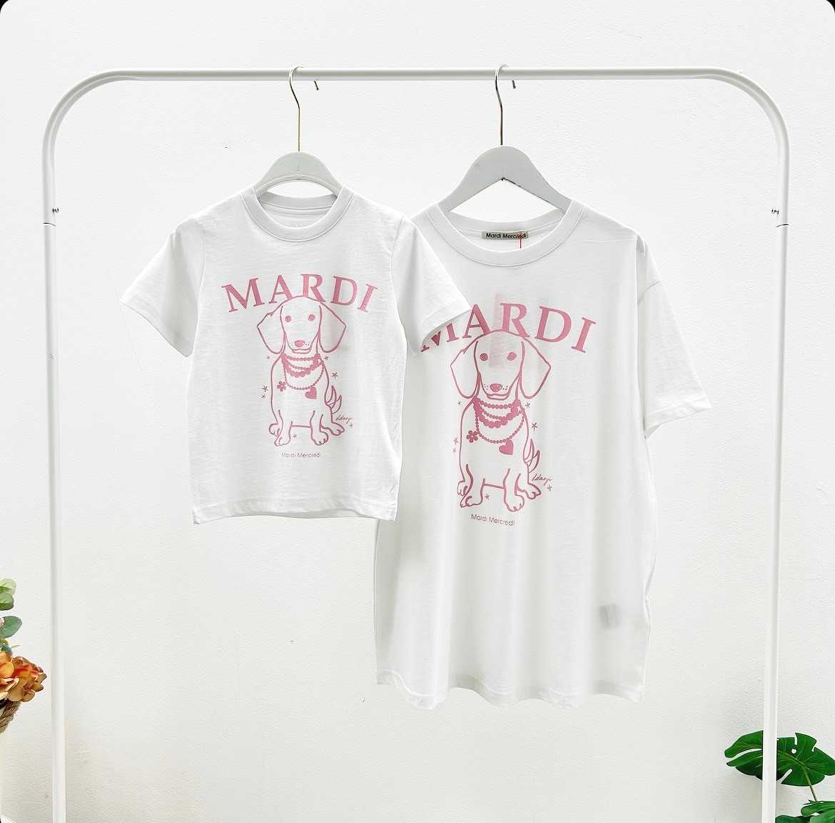 Mardi Pearl  Necklace swing the tail T-Shirt (Pink)