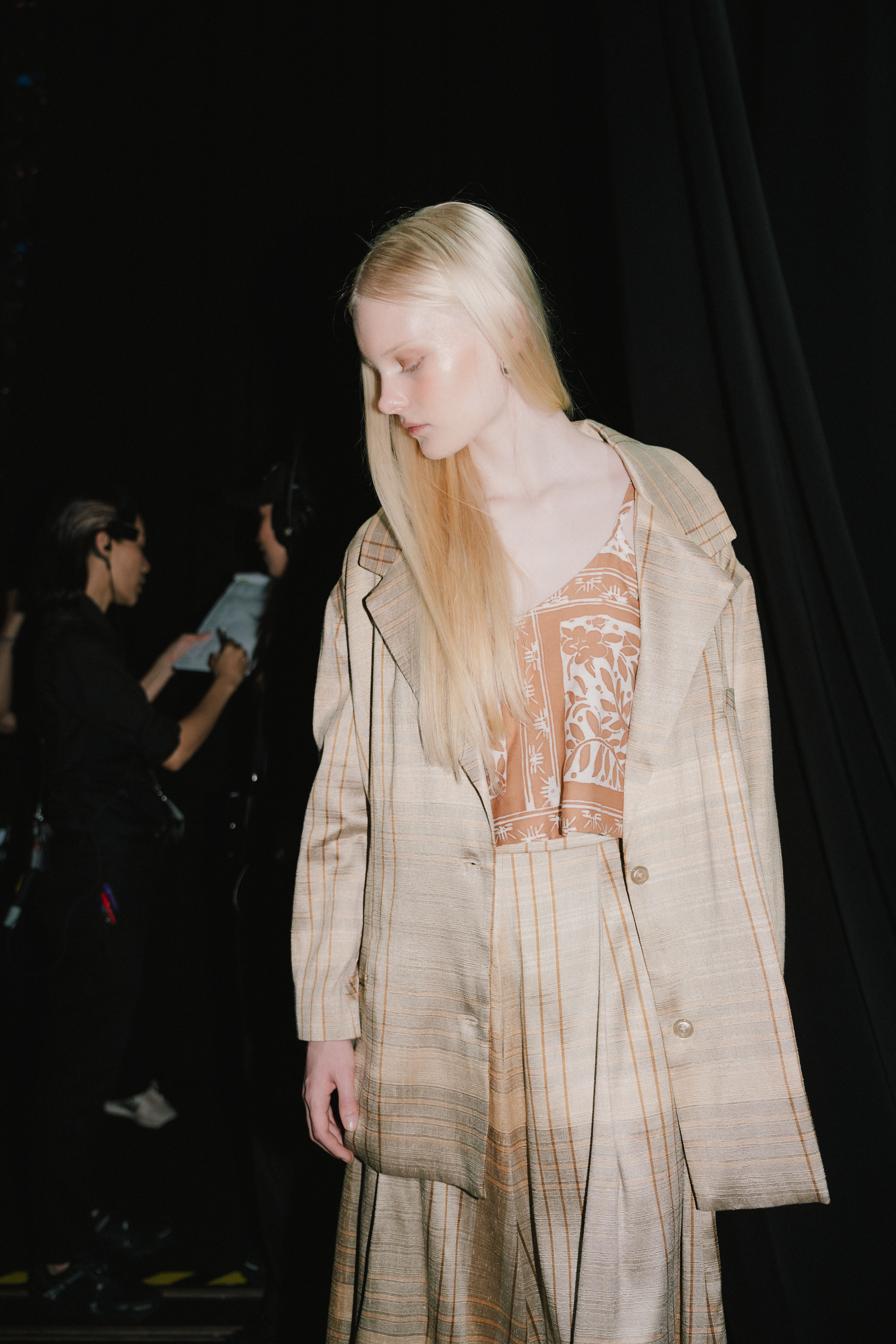 Oversized silk jacket suit 
