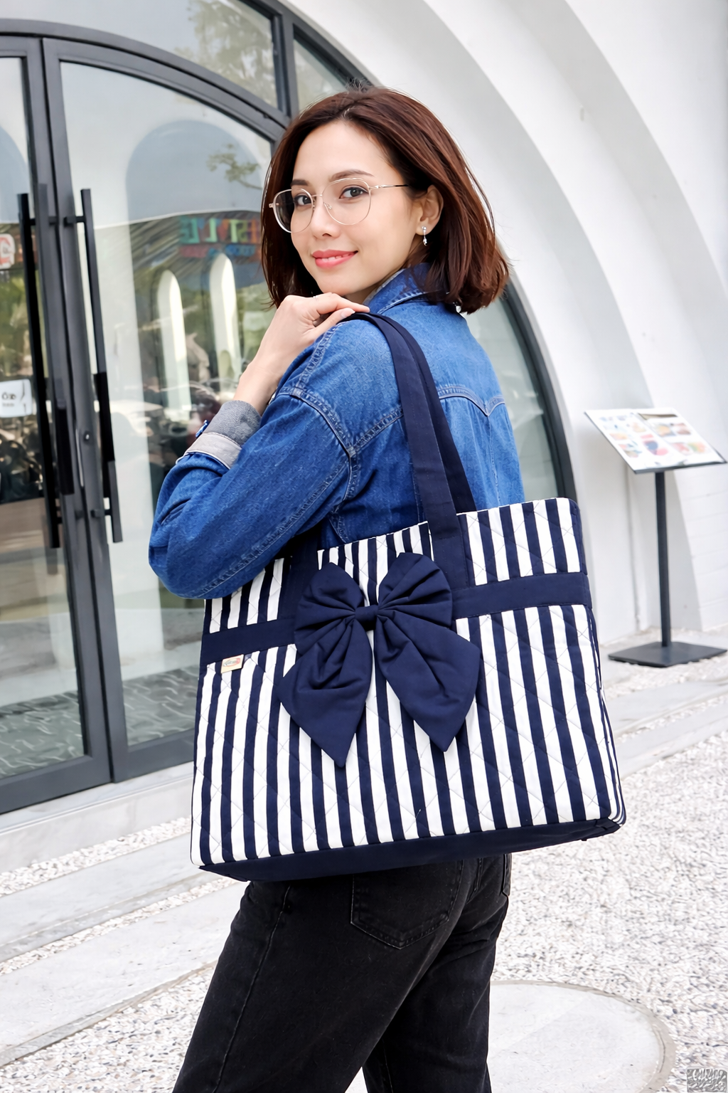 กระเป๋าผ้าคอตตอล กระเป๋าเดินทาง ทรงสี่เหลี่ยม ใบใหญ่ สีกรมท่า ขาว