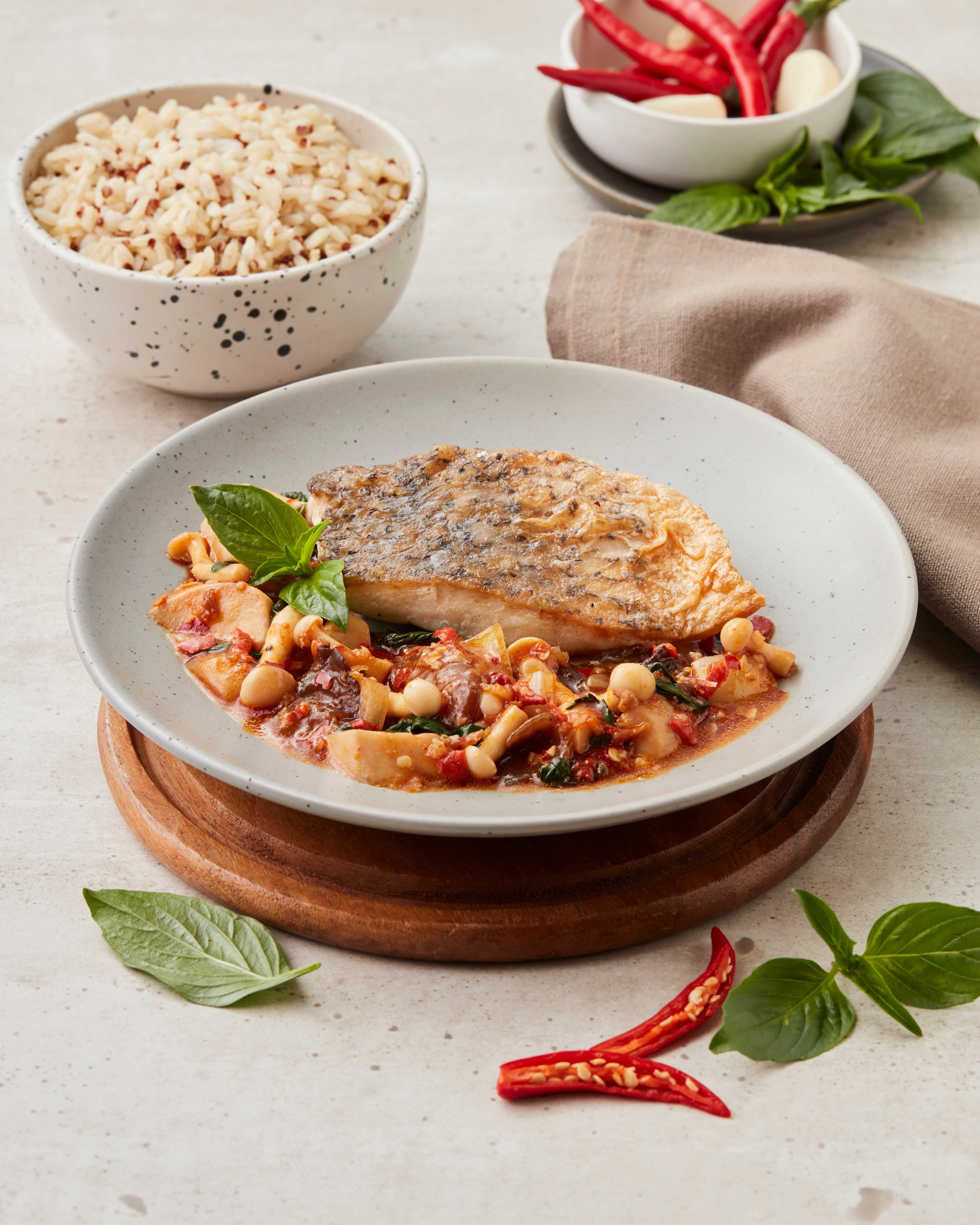 ปลาย่างกระพงผัดพริกเผา + ข้าวกล้องธัญพืช