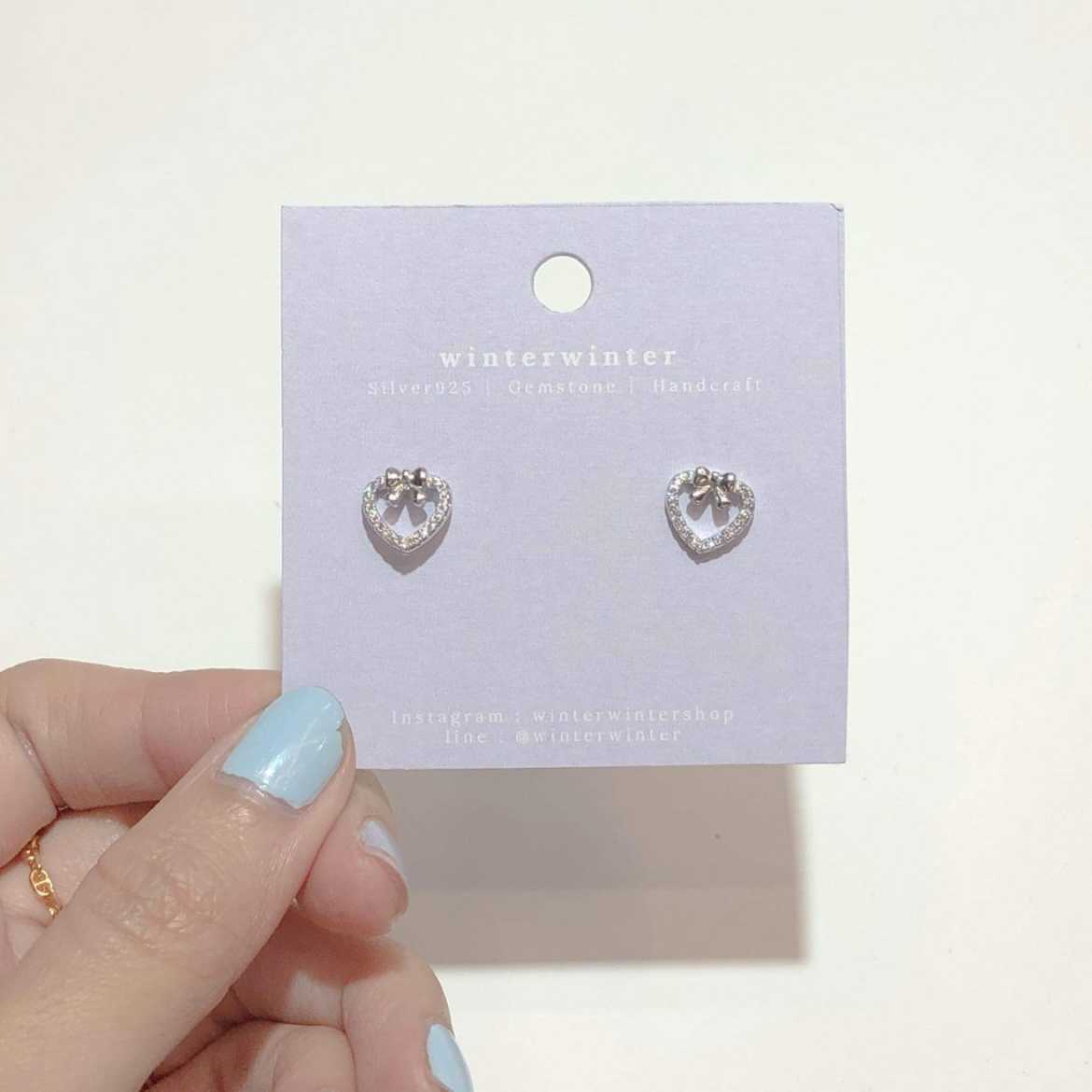 Winterwinter Jewelry Silver925 : ต่างหูเงินแท้ รูปหัวใจเพชร cz ประดับโบว์ ใส่แล้วน่ารักมากๆ