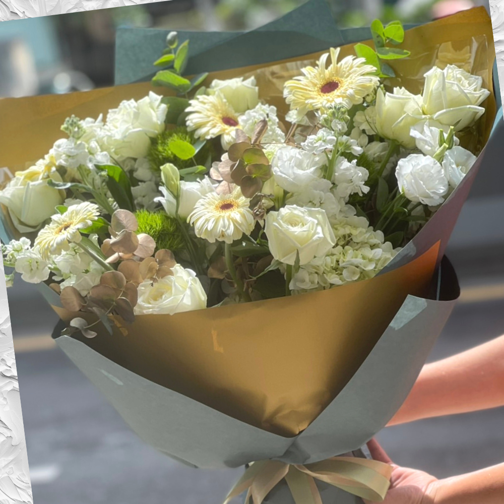 ช่อดอกไม้สด  Blooming Elegance 15