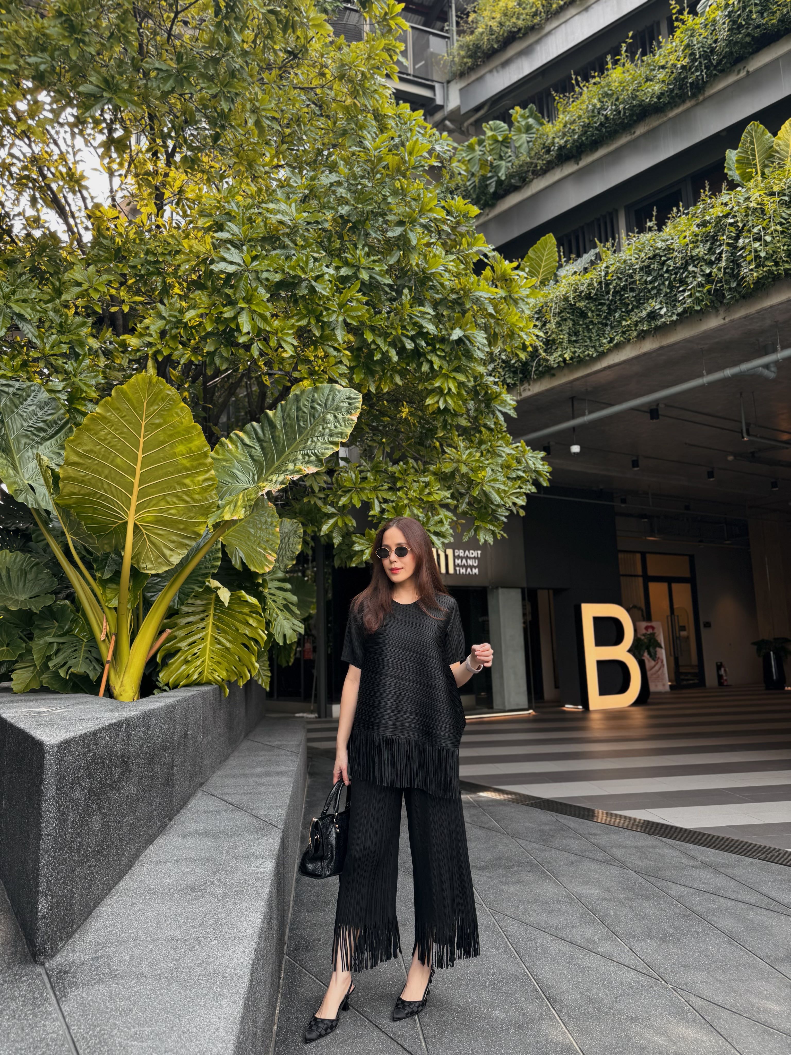  Rosy pleated   black  | Code 8819