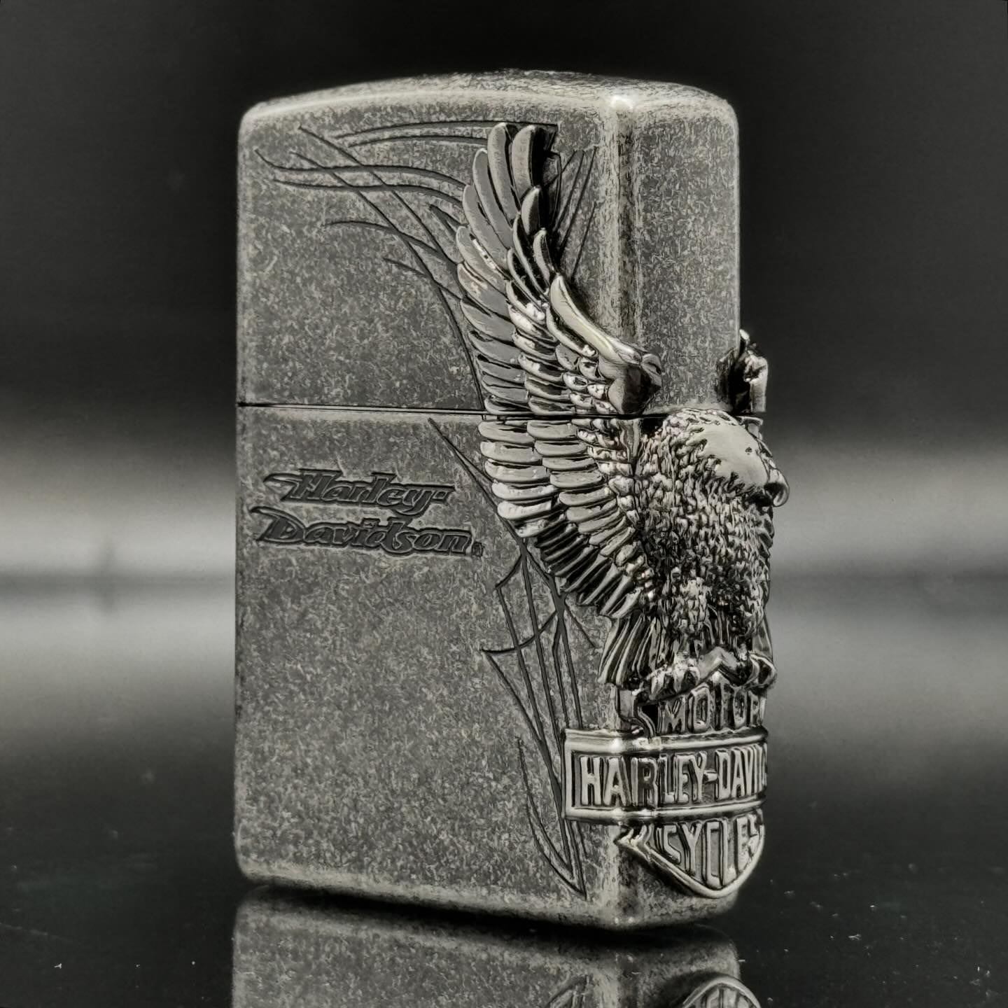 Zippo ไฟแช็กรุ่น HDP-65 Harley Davidson - Eagle Side Metal (Antique Silver Plated)