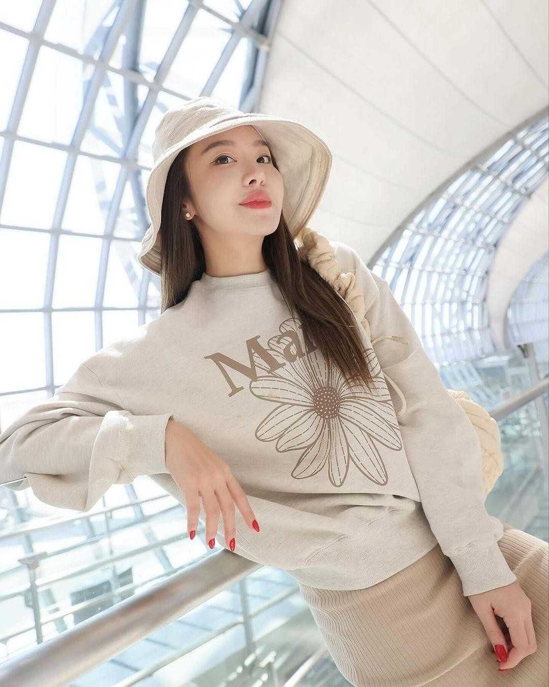 ขายดี ⭐ [อก 50] Mardi Sweatshirt DDANJI เสื้อสเว็ตเตอร์ เสื้อแขนยาว เสื้อกันหนาว ลายดอกไม้ หมาดันจิ
