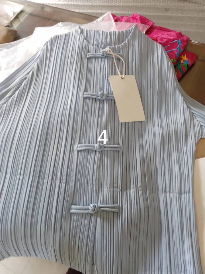 Asaya 703 : พร้อมส่งเทา Whitecube long sleeve slim pleated new Chinese disc button shirt (FREESIZE)