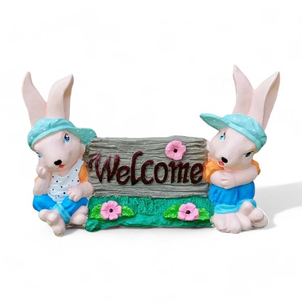 กระต่ายหูตั้งนั่งถือป้าย Welcome size L ตุ๊กตาสำหรับตกแต่งบ้านและสวนเพิ่มสีสันบรรยากาศให้สวยงาม